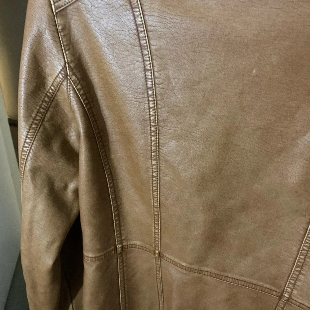 EUC tan faux leather coat from dress barn, size M - Picture 4 of 6